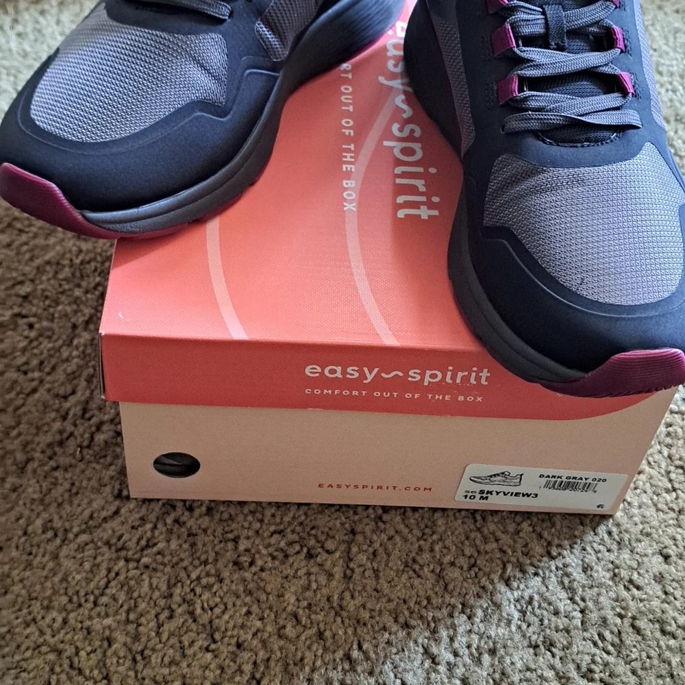 Easy Sprit Womens Skyview Water Resitant shoes NWT